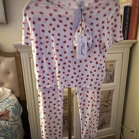 Plush-apparel 2 piece Strawberry pattern PJ Set w/ Matchingg Scrunchie- Size XS - Picture 3 of 6